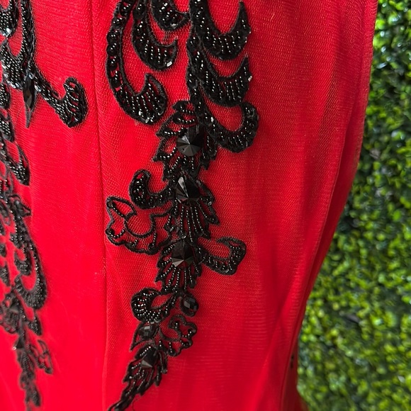 Elegant Red and Black Evening Gown Size 15 16 - Picture 7 of 17
